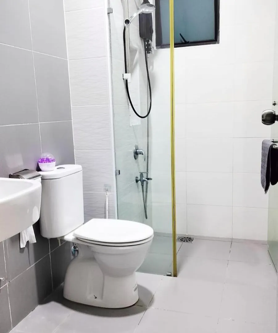 Up To 9 Person, Next To Paradigm Mall'S New Theme Park, Escape Jb Johor Bahru 0*,